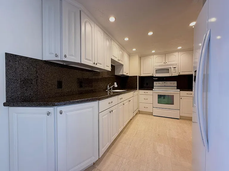 5600 N Flagler Dr #2209 — Photo 2