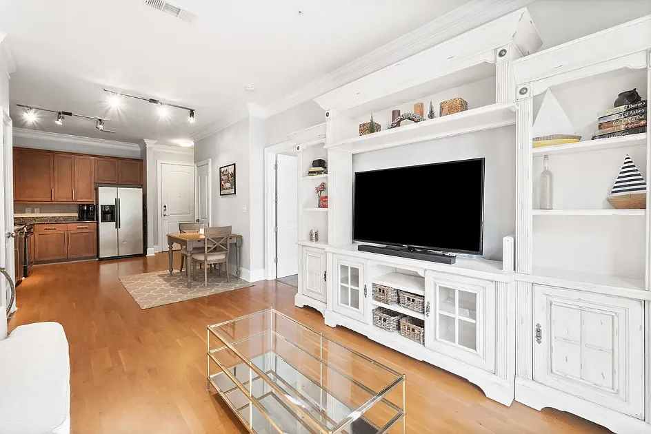 1 bed, 741 sqft, $2,200 — Photo 4