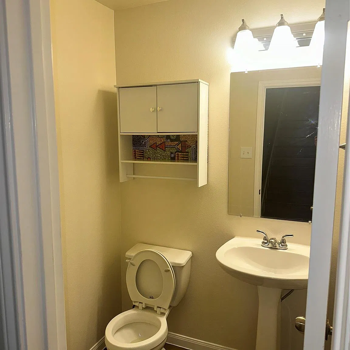 4 bed, 2.5 bath, 2320 sqft, $2,000 — Photo 2