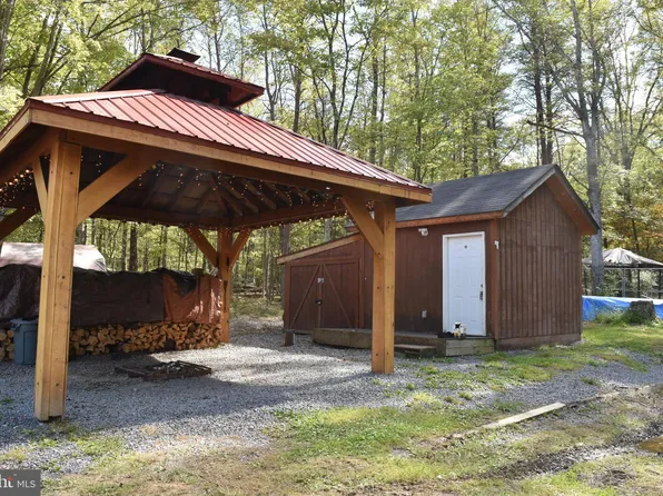 499 Oliver Ln, Great Cacapon, WV 25422