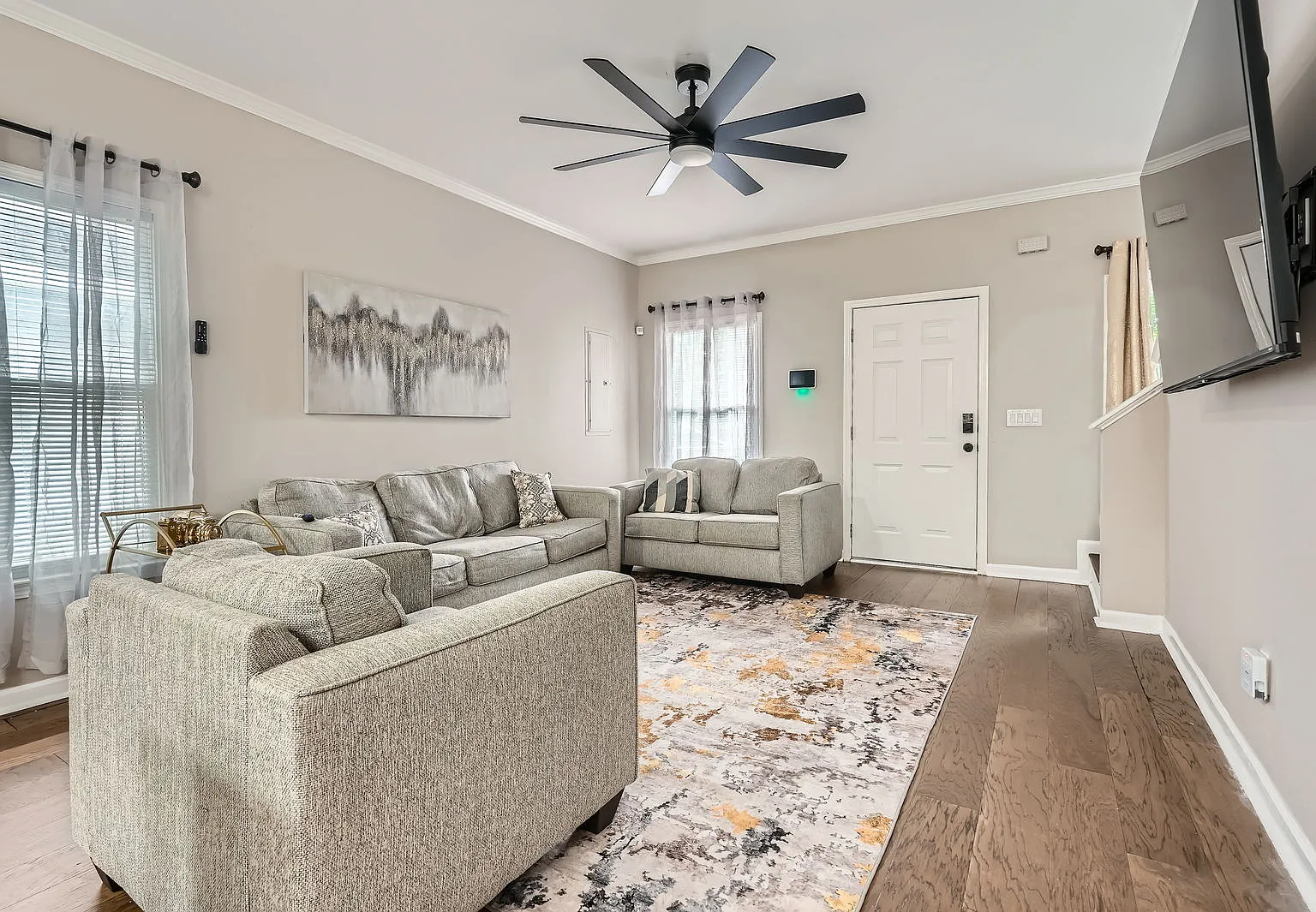 3 bed, 1360 sqft, $3,900 — Photo 2