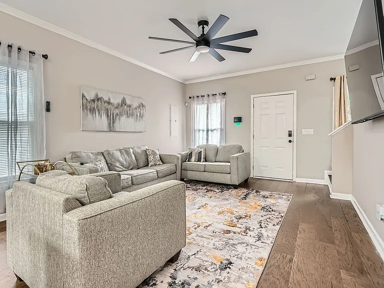 908 McDaniel St SW — Photo 2