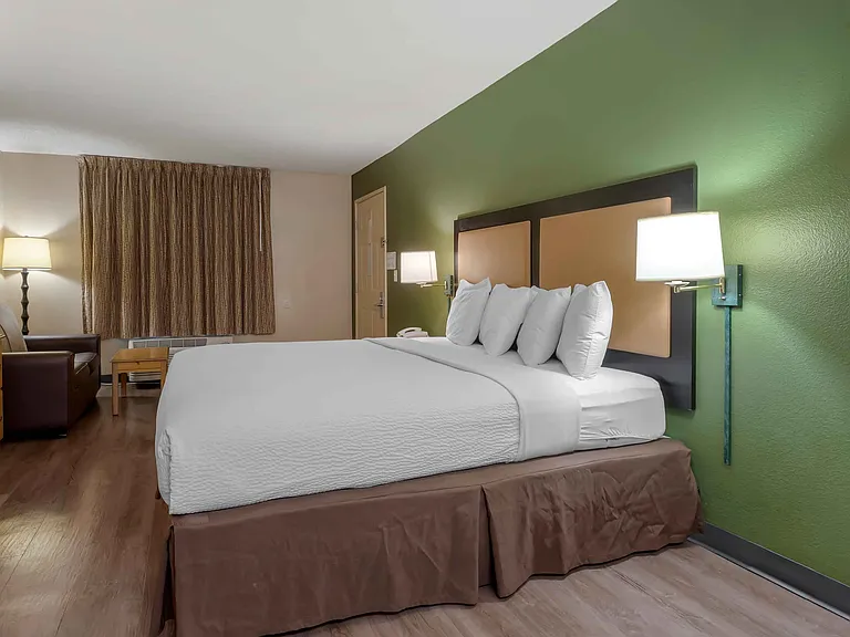 Deluxe Studio - 1 King Bed