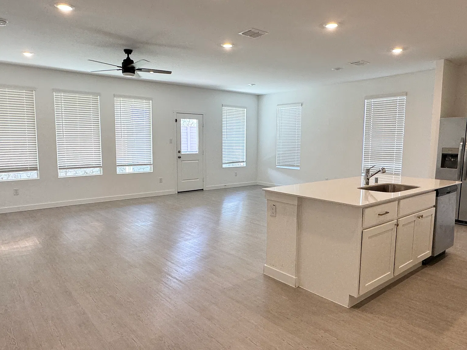 3 bed, 1952 sqft, $2,500 — Photo 3
