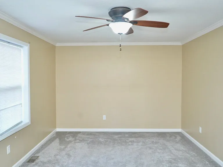 2427 Lindsay Rd — Photo 2