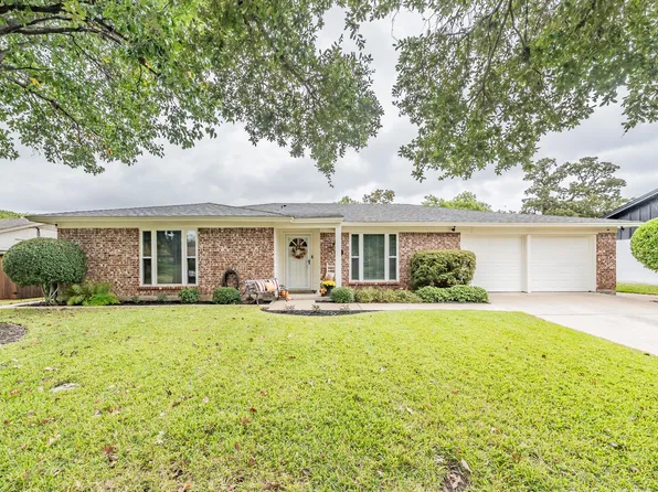 404 W Louella Dr, Hurst, TX 76054