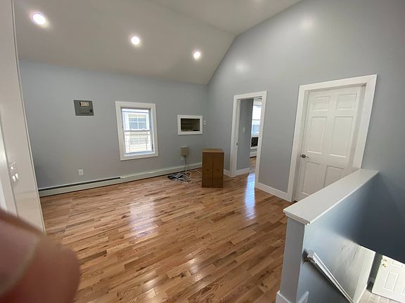3rd image of 305A Beach 88 St