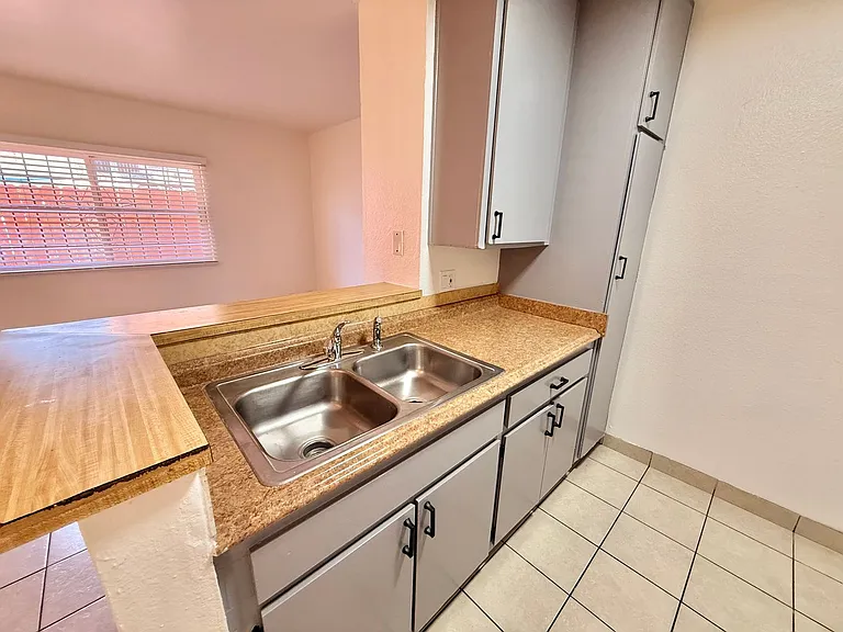 4037 Winona Ave — Photo 7