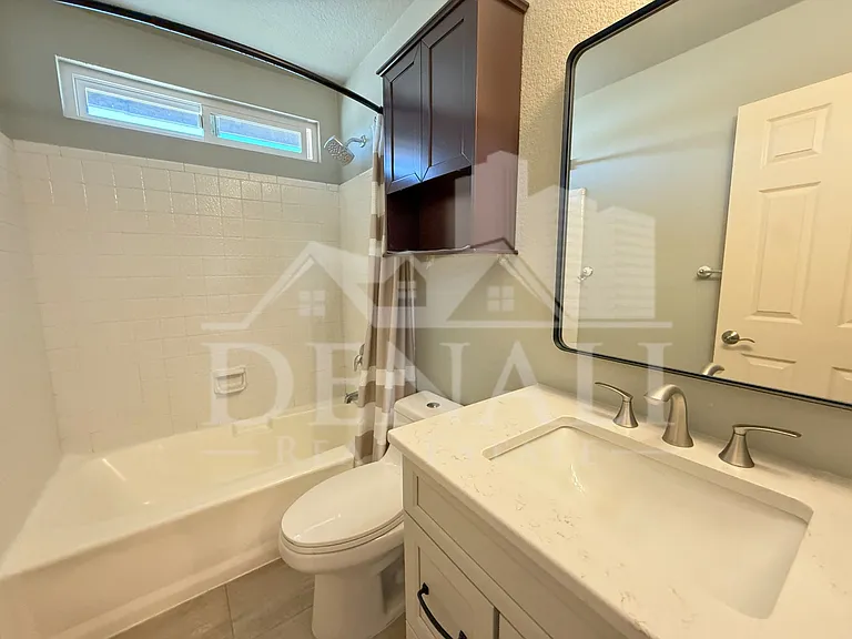 811 E Chilton Dr — Photo 33