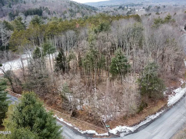 201 Quail Ridge Ln, Stroudsburg, PA 18360