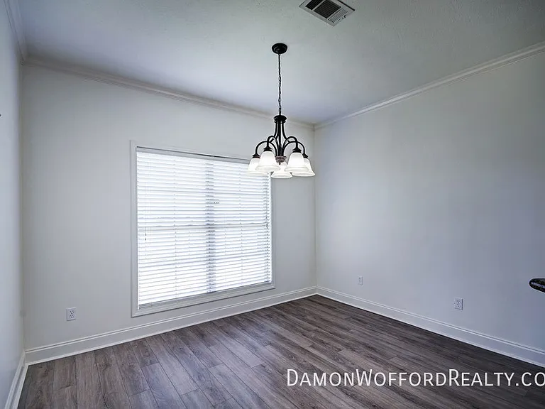 142 Lakeway Dr — Photo 8