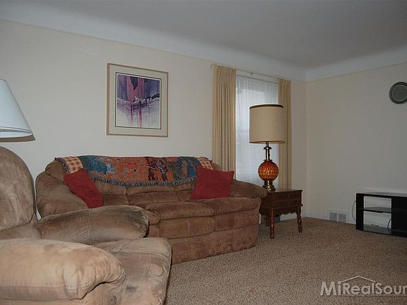 4th image of 3012 Oakshire Ave