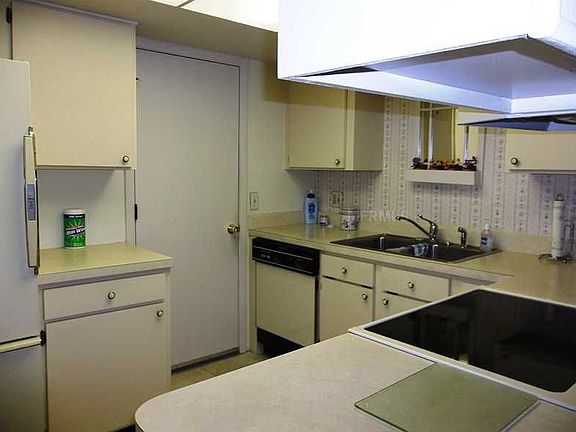 3rd image of 937 Marquette Ct