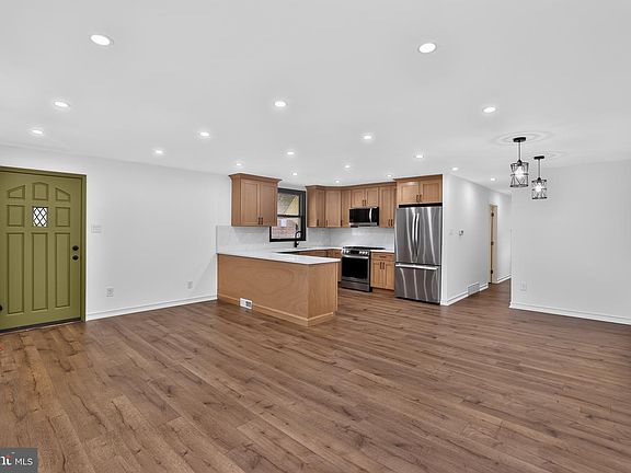 2nd image of 601 Colebrook Rd