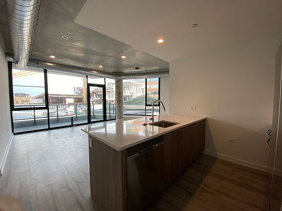 3rd image of 1118 W Patterson Ave #303