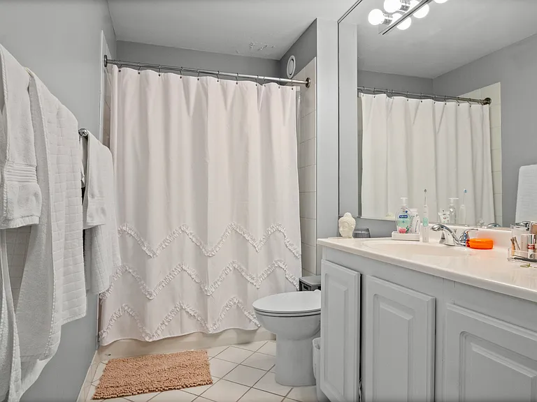 345 N La Salle Dr #405 — Photo 5