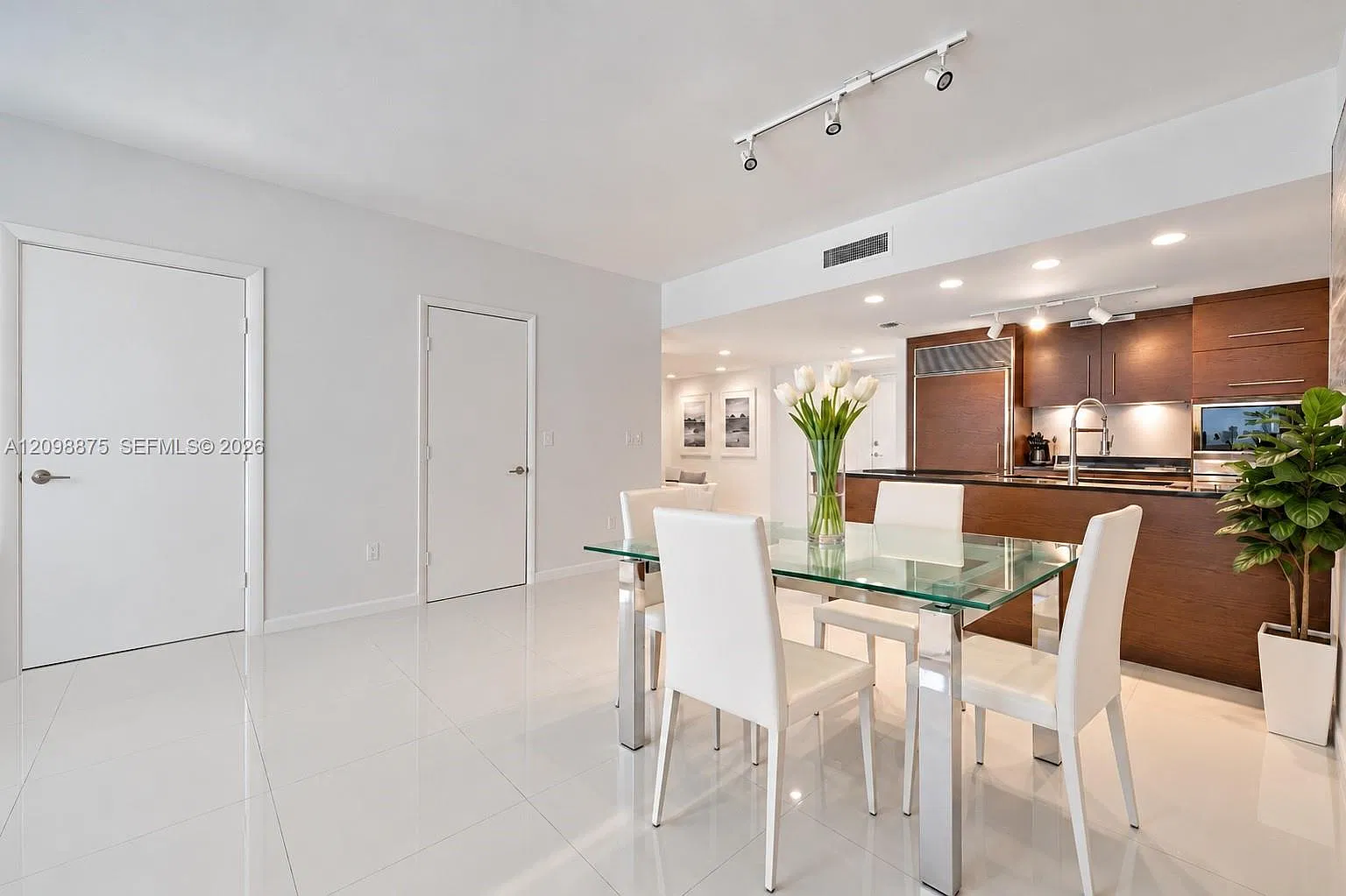 Iconbrickell Condo No 1 — Photo 2