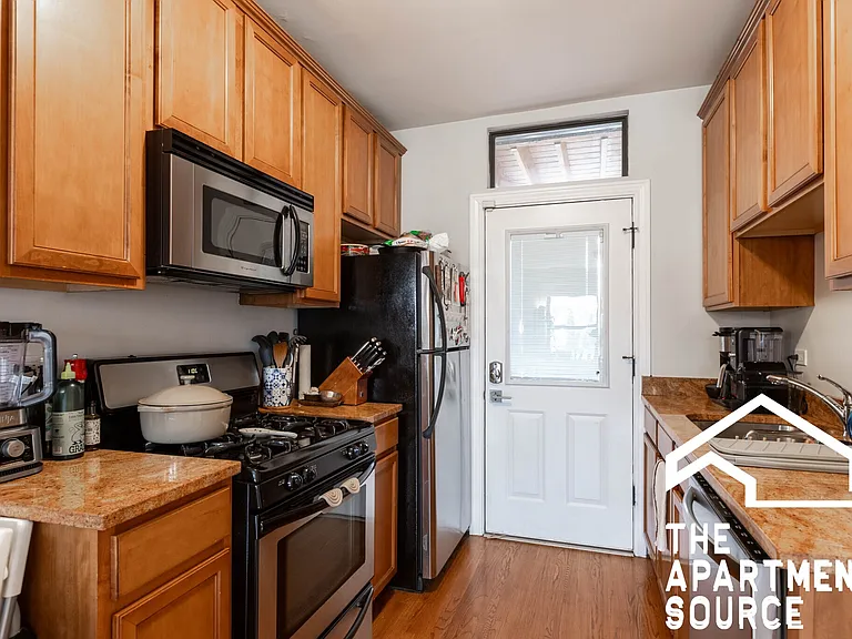 3435 N Lakewood Ave #1 — Photo 6