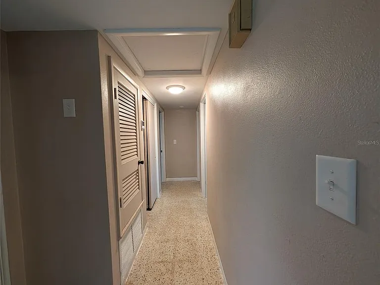 208 Oakwood Dr — Photo 9