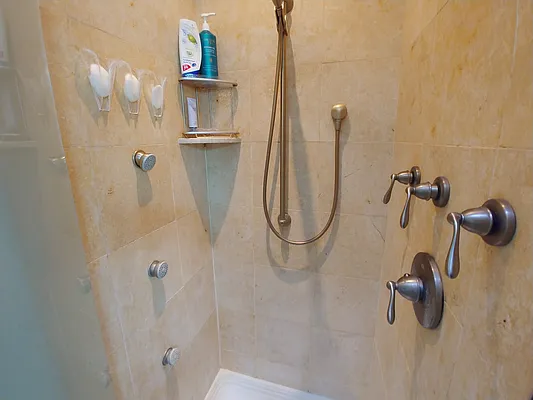 Rented by Halvatzis Realty | media 4