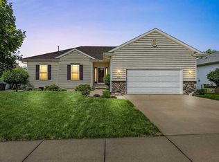 960 Hampshire Dr, Marion, IA 52302