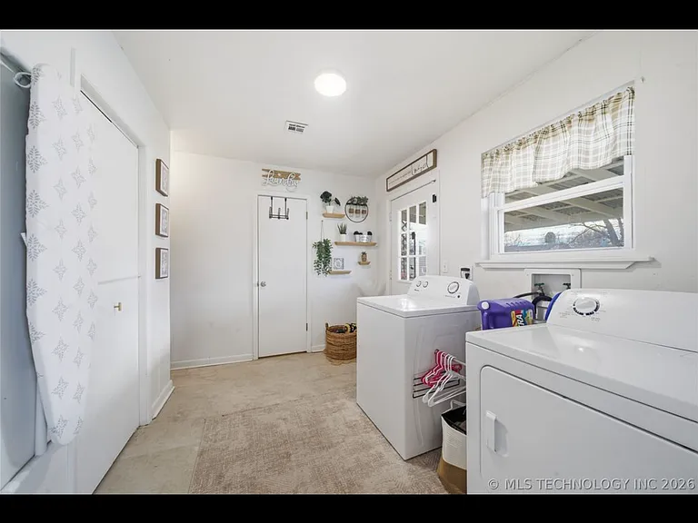318 E Maple St — Photo 6