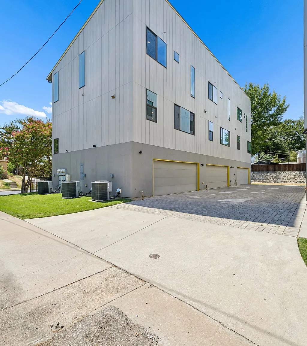 2 bed, 1817 sqft, $3,300 — Photo 1