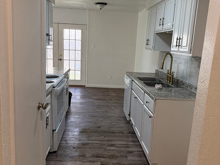 819 Sandalwood Ln — Photo 8