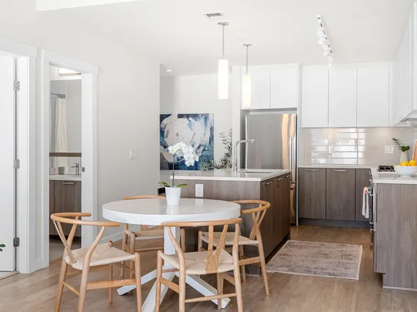 615 E 3rd St #205, North Vancouver, BC V7L 1E6