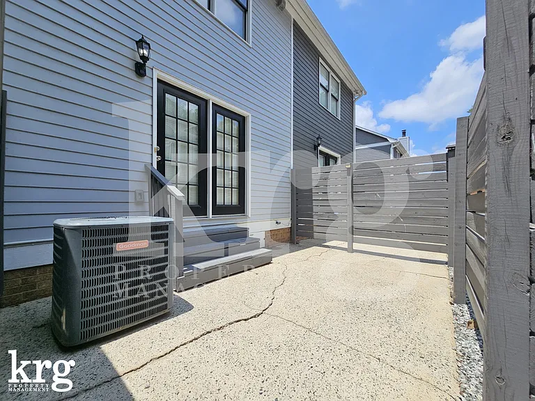521 Tate St — Photo 14