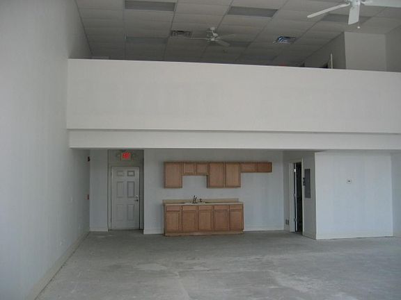 2nd image of 615 W Mondamin St #615