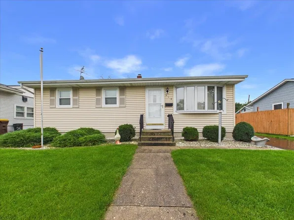 415 E 8th St, Belvidere, IL 61008