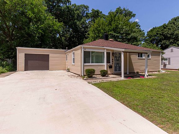 2nd image of 821 Woodcliff Dr