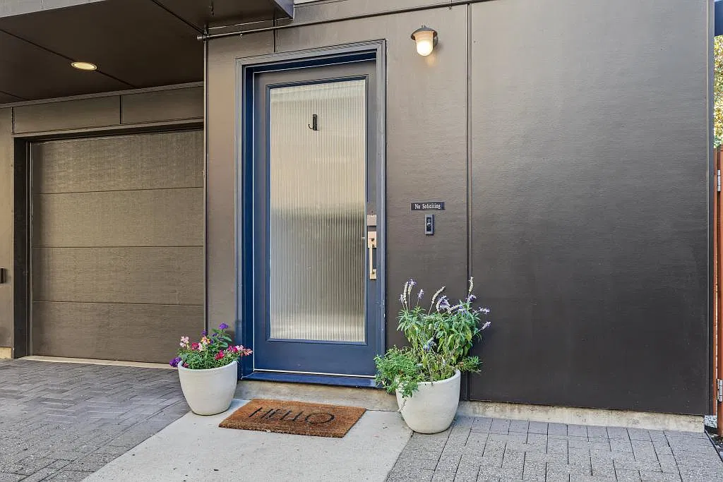 6534 42nd Ave. SW #B - 3 bedrooms — Photo 2