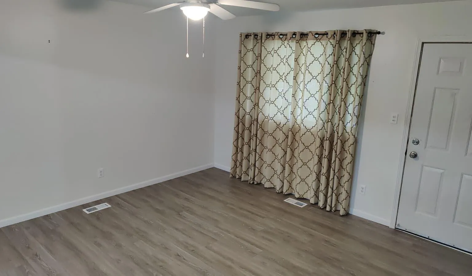 3 bed, 1.0 bath, 864 sqft, $1,700 — Photo 2