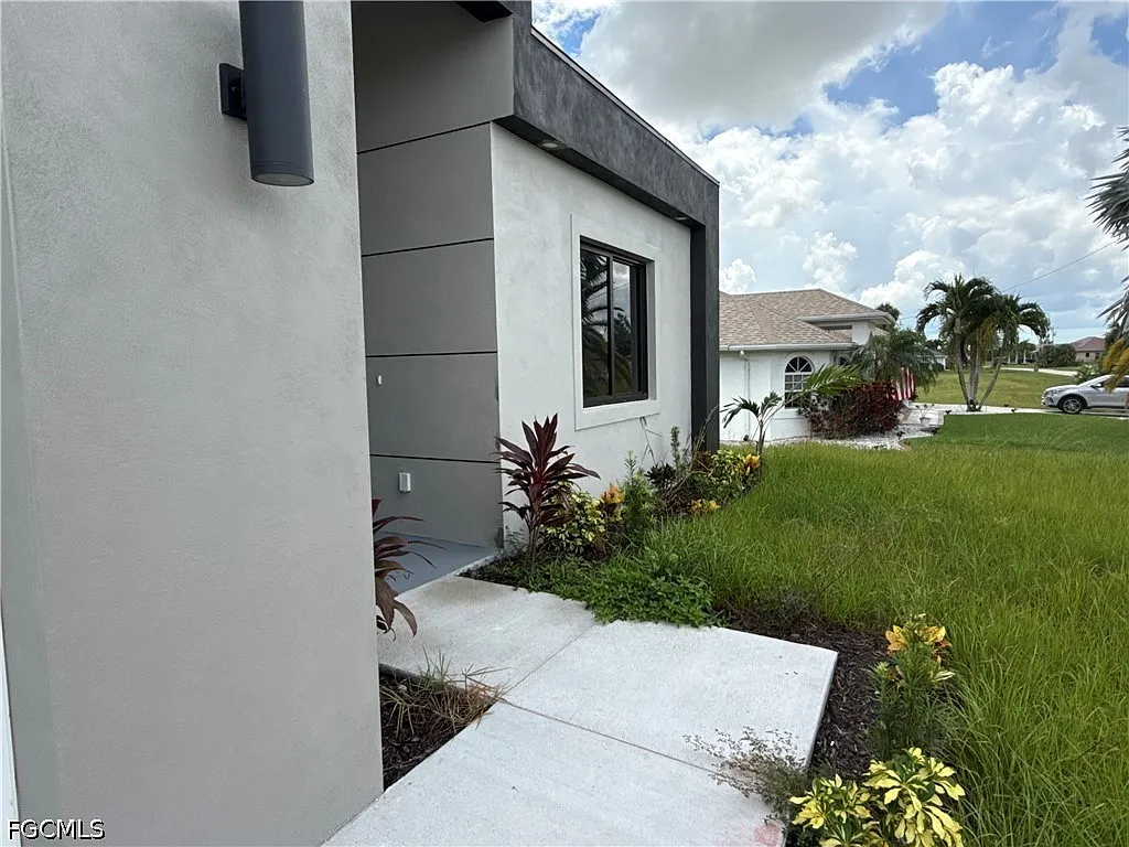 4 bed, 3.0 bath, 1905 sqft, $2,200 — Photo 2