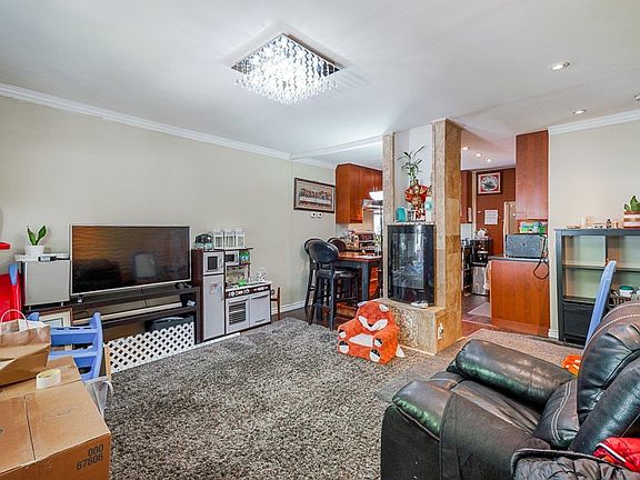 4th image of 4702 Clarendon St