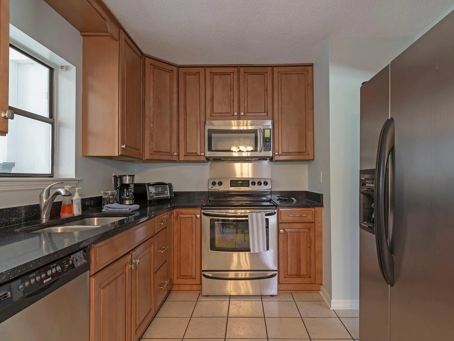 3 bed, 1.5 bath, 1127 sqft, $2,400 — Photo 4