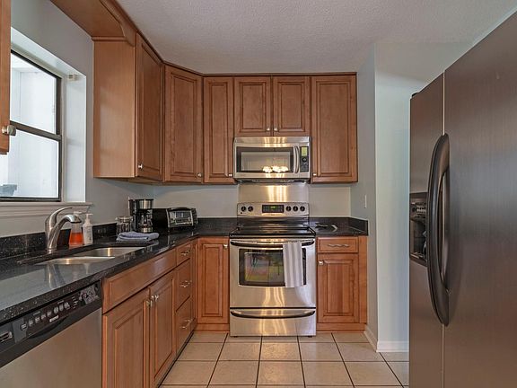 4th image of 122 Colchester Pl