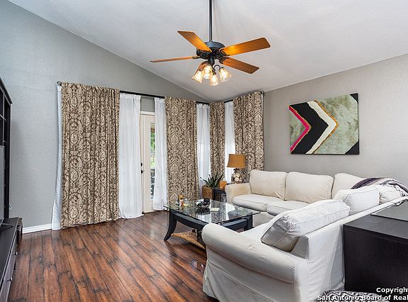 3rd image of 13918 Crooked Hollow Dr