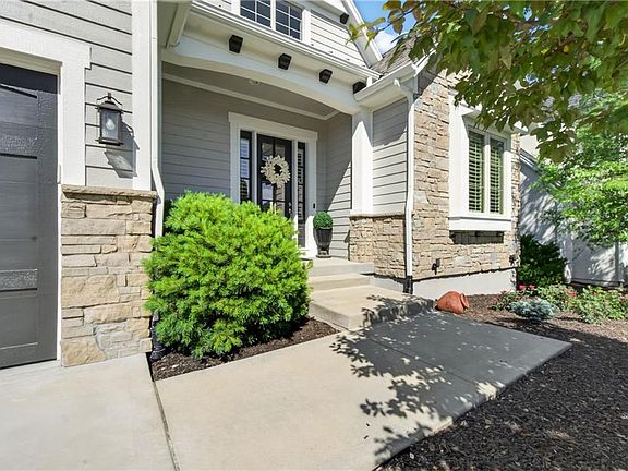 5th image of 16141 Garnett St