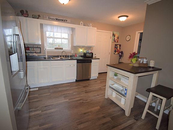 5th image of 17 Woods Edge Dr