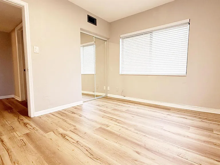 360 NW 8th St #8 — Photo 8