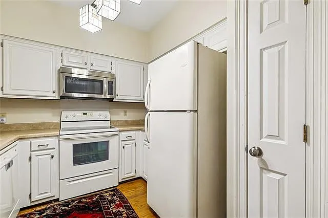 800 Rue Burgundy St #223 — Photo 9