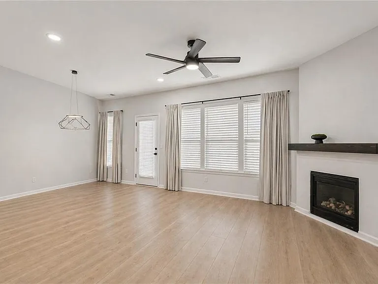 1339 Endicott Ct — Photo 12