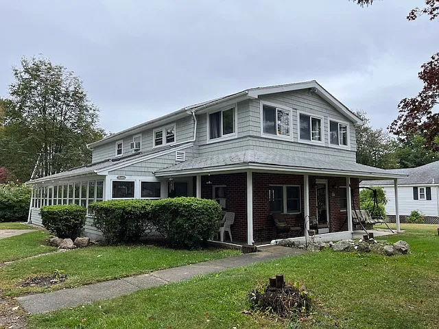 11 Oceanside Ave W — Photo 1