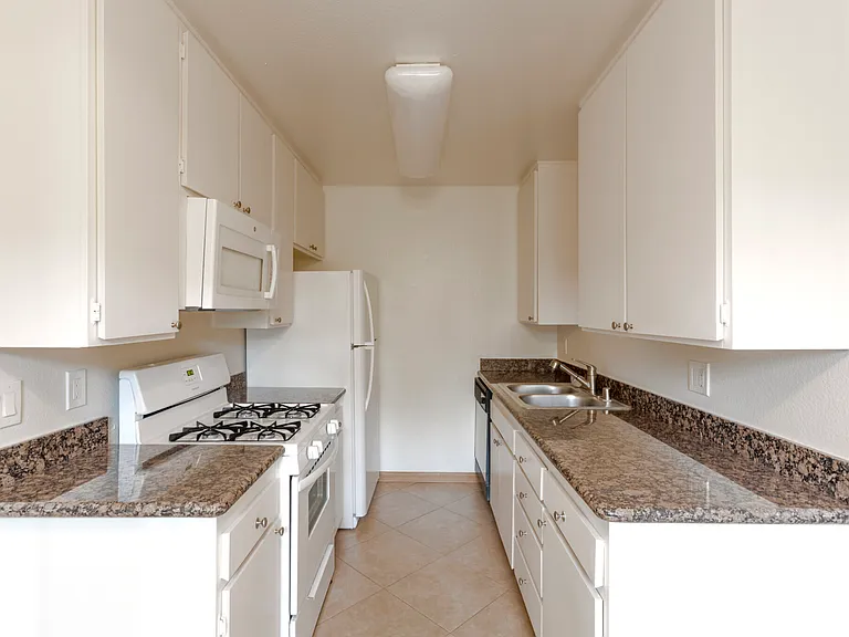 Casa Vista Apartment Homes — Photo 14