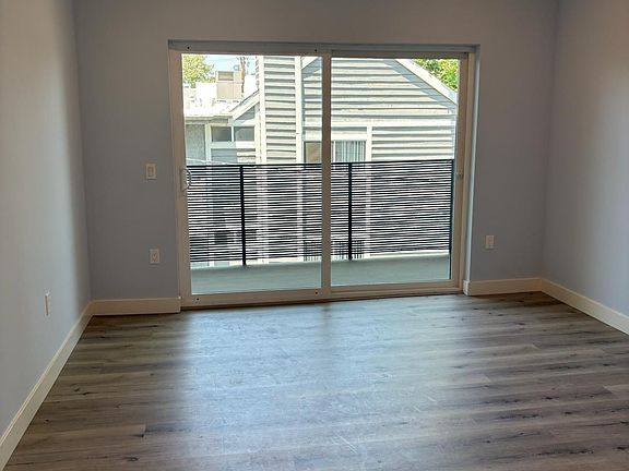 3rd image of 10739 Kling St #103