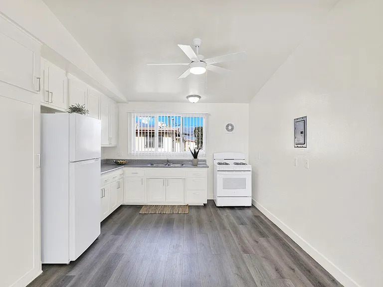 Serrano Apartments — Photo 14