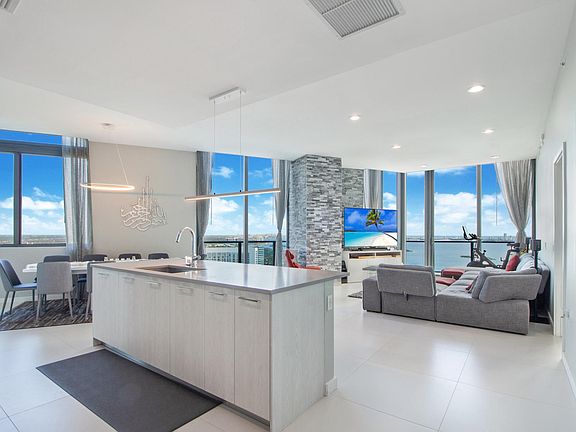 2nd image of 501 NE 30th St Penthouse 4501